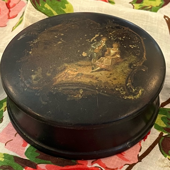 Antique Lacquered Courting Couple Scene Lidded Powder Trinket Box Red Inside - Picture 2 of 12